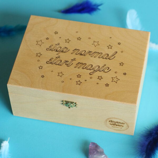Boite Gravée en Bois “Stop Normal Start Magic” - Divine Vibes