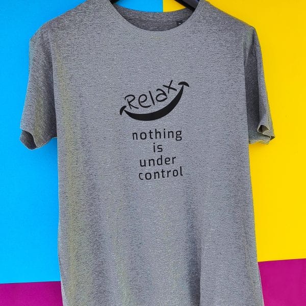 Ανδρικό T-Shirt με Στρογγυλή Λαιμόκοψη Γκρι “Relax Nothing is Under Control” - Divine Vibes